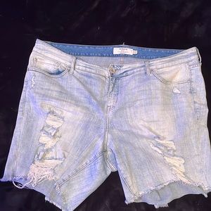 size 20 torrid mid thigh ripped jean shorts